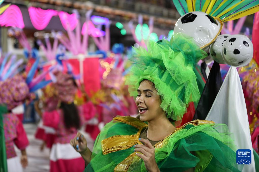 (4月20日,在巴西里约热内卢桑巴大道,一名桑巴舞校的演员参加狂欢节