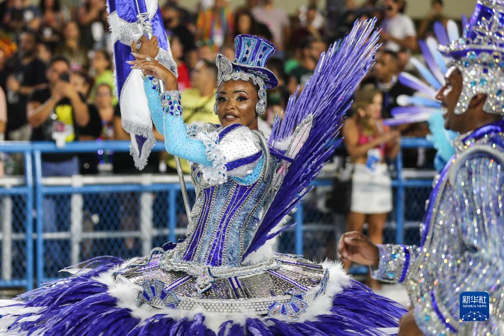 (4月20日,在巴西里约热内卢桑巴大道,一名桑巴舞校的演员参加狂欢节